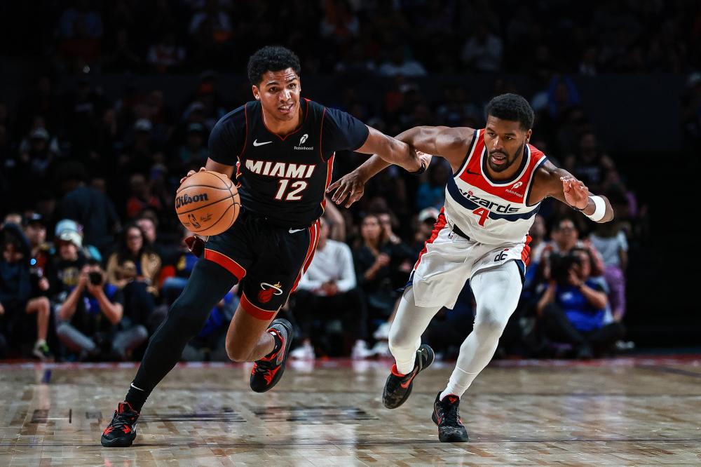 中表现得更 中表现得更